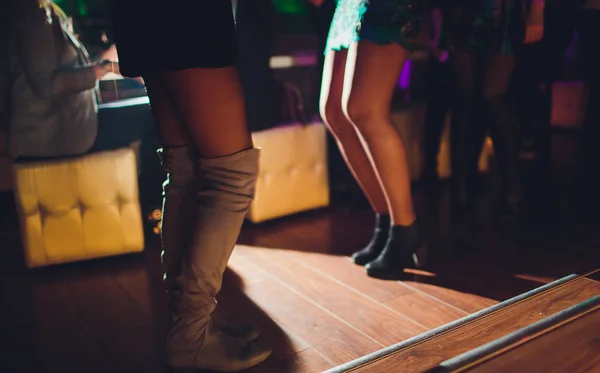 Nogi tańczących ludzi na imprezie. — Zdjęcie stockowe