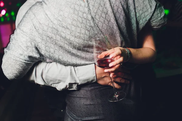 Kieliszek wina w piękne kobiece dłonie. Duże szklane wypełnione czerwone wino w kobiety wypielęgnowane ręce. Pojęcie romantyzmu i uroczystości. — Zdjęcie stockowe
