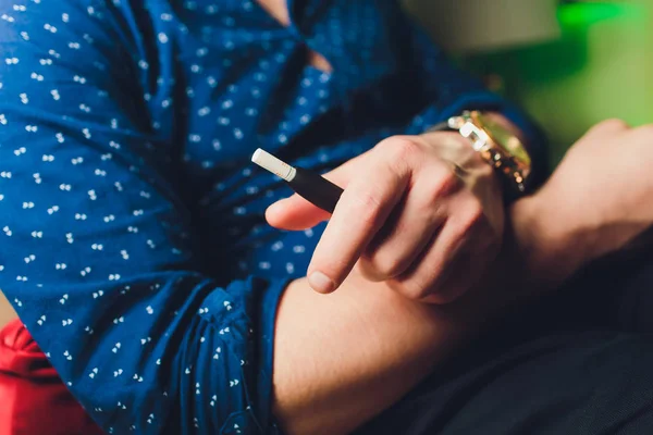 Tecnología de productos de tabaco IQOS calor-no-quemar. Mujer sosteniendo el cigarrillo electrónico en su mano antes de fumar . — Foto de Stock