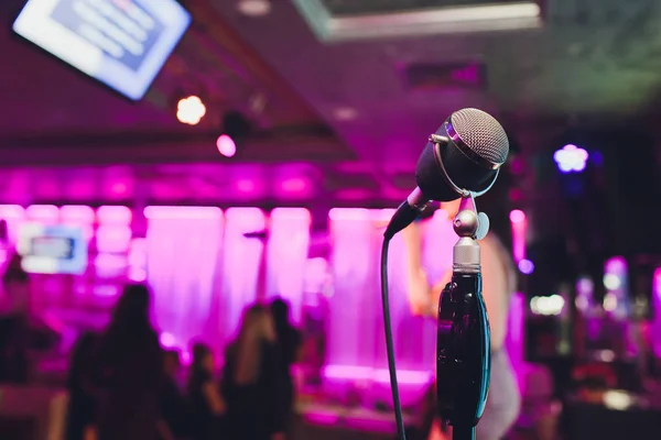 Retro microfoon tegen vervagen kleurrijk licht in pub en restaurant achtergrond. — Stockfoto