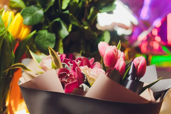 Närbild av en vacker bukett av rosor i mjuka färger. Bockeh bakgrund, restaurang i döv. Grunt skärpedjup. Koncept blomma för dig. — Stockfoto