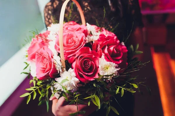 Primer plano de un hermoso ramo de rosas en colores suaves. Fondo Bockeh, restaurante sordo. Profundidad de enfoque superficial. Concepto flor para usted . — Foto de Stock