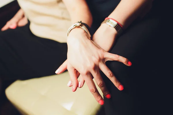 二人の女性のレズビアンのカップルは自分の手を保持レズビアンのコンセプト. — ストック写真