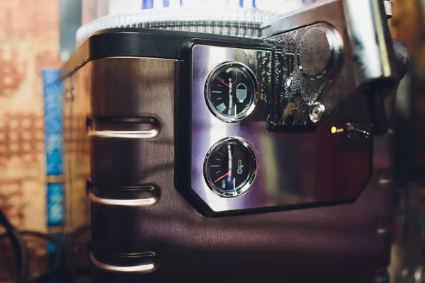 Termometer kaffe maskin utrustning Café industrin. Närbild — Stockfoto