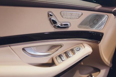 pencere, modern arabada kontrol ve araç panelini değiştirir.