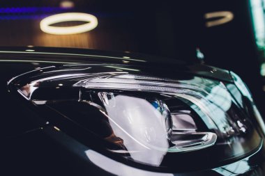 yakın farlar ön tarafı görünümü, odada siyah renkli araba.