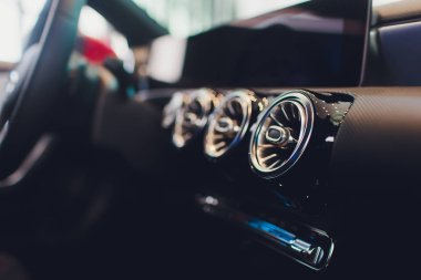 araba iç. Modern araba hız ölçer ve Işıklı Pano. Lüks Araç enstrüman kümesi. Hibrid araba gösterge panelinin çekim yakın.