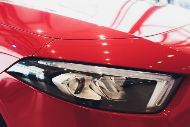 Yeni arabanın güzel parçaları. Araç farlar, farlar, vücut ışıkları, modern ve sportif görünüm.