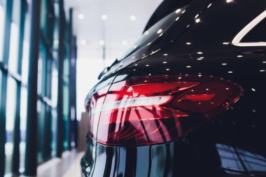 ışık, parlak yansımalar otomatik siyah gövde ile geri.