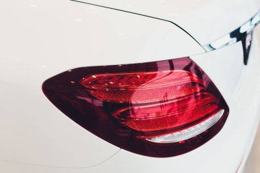 kapı üzerinde netlik ile beyaz araba tarafı görünümü araba gövdesinde gizli kolları, otomatik krom kolları sürgülü.