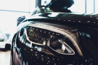 yakın farlar ön tarafı görünümü, odada siyah renkli araba.