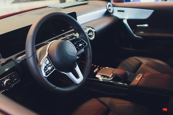 Moderno prestigio interior del coche de lujo, tablero de instrumentos, volante. Interior de cuero negro . — Foto de Stock