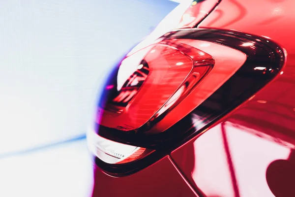 Προαστιακό όχημα κόκκινο οπίσθιο φως φρένων αυτοκίνητο. — Φωτογραφία Αρχείου