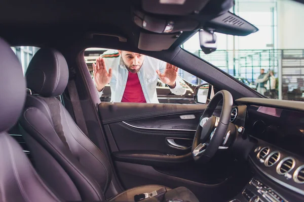 Az ember elfelejtette a kulcsot az autó belsejében. Szállítás, a bűnözés és a tulajdon fogalma. — Stock Fotó
