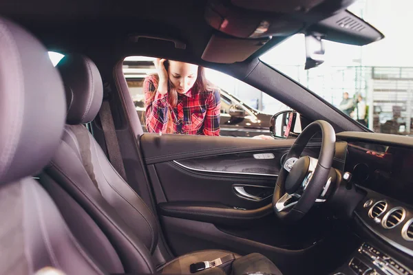 Femme a oublié sa clé à l'intérieur de sa voiture . — Photo