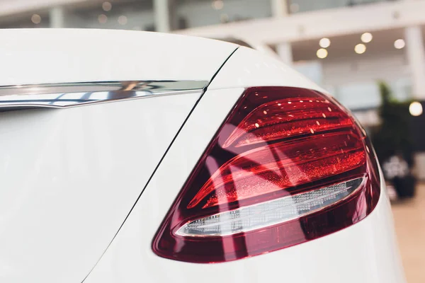 Λευκή πλευρική όψη του αυτοκινήτου με ευκρίνεια στις λαβές της πόρτας κρυμμένες στο σώμα του αυτοκινήτου, αυτόματα συρόμενες λαβές χρωμίου. — Φωτογραφία Αρχείου