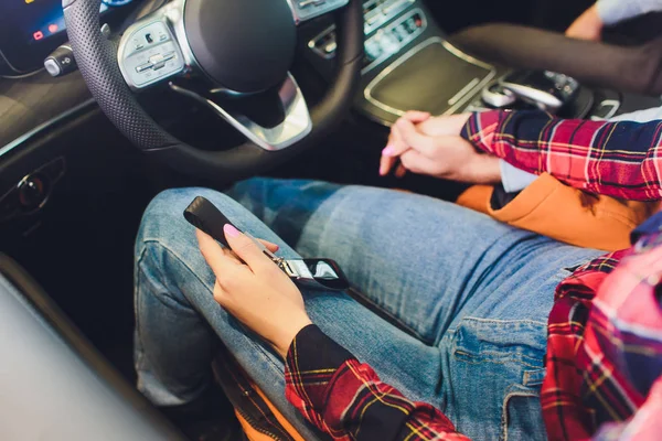 Visitando concesionario de coches. Hermosa pareja está hablando y sonriendo mientras está sentado en su nuevo coche . —  Fotos de Stock