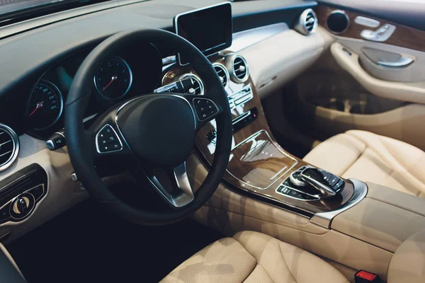 Interior moderno coche con asientos de cuero blanco vehículo. — Foto de Stock