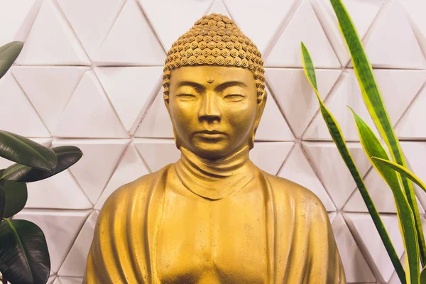 Arany buddha szobor elszigetelt fehér háttér. — Stock Fotó