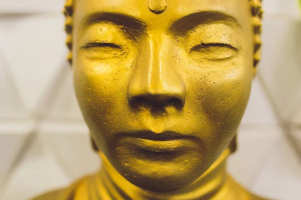 Goldene Buddha-Statue isoliert auf weißem Hintergrund. — Stockfoto