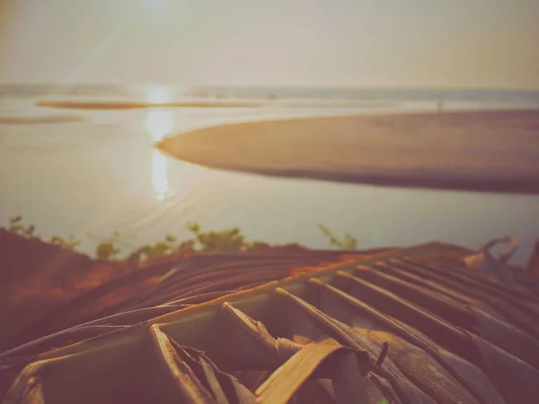 Tramonto sull'oceano. Spiaggia di sabbia è dipinta con colori vivaci la sera . — Foto Stock