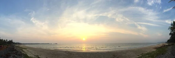 Güneşli bir gün kumlu tropikal Wolmar Plajı. Güzel manzara. Panorama. — Stok fotoğraf