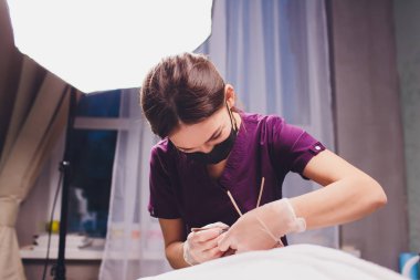 Epilasyon. Mans kanepedeki kozmetolojide sugaring epilationsy sarı renk, yüz. burun içinde epilasyon.