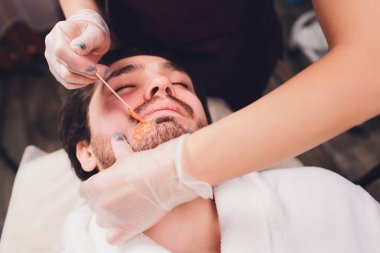 Epilasyon. Mans yüze sugaring epilations sakal kırpma, sarı renk, kozmetik içinde bu kanepe.