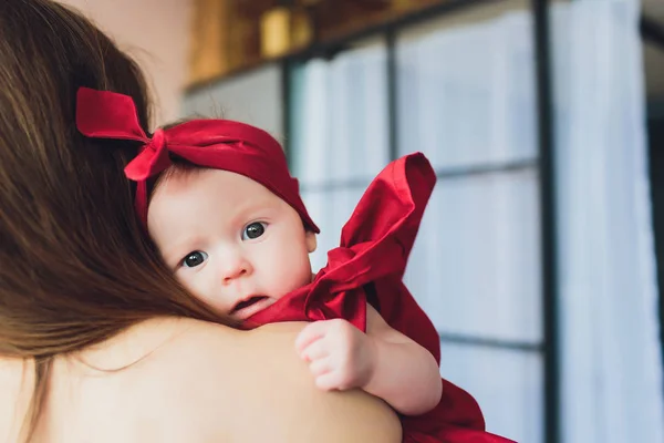 Portret van een schattige 6 maanden baby meisje. — Stockfoto