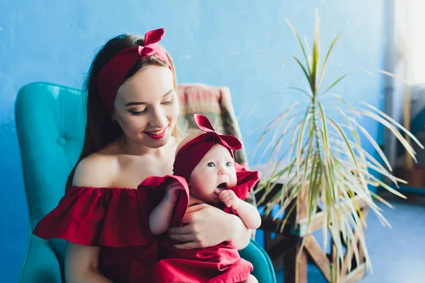 Mooie vrouw met een pasgeboren baby in haar armen. — Stockfoto