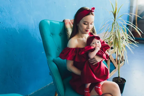 Güzel bir kadın kucağında yeni doğmuş bir bebeği tutuyor.. — Stok fotoğraf