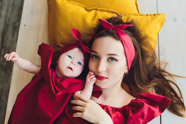 아기를 품에 안고 있는 아름다운 여인. — 스톡 사진