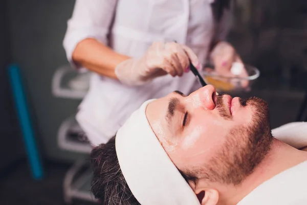 Hombre sin afeitar que tiene máscara cosmética en el salón de spa, vista superior . —  Fotos de Stock