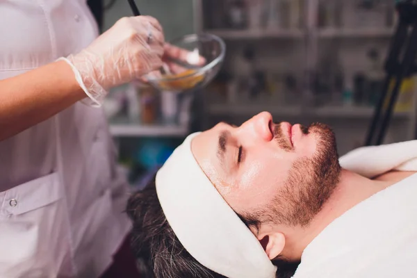 Hombre sin afeitar que tiene máscara cosmética en el salón de spa, vista superior . —  Fotos de Stock