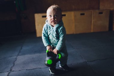 Sağlıklı yaşam tarzı çocuk egzersiz dumbbell ağırlık spor.