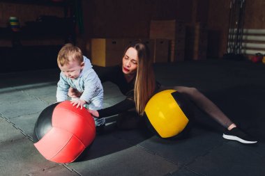 FİZYOTERAPİDE terapist olarak kadın ve spor salonunda çocuk ile spor.