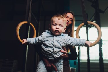 FİZYOTERAPİDE terapist olarak kadın ve spor salonunda çocuk ile spor.