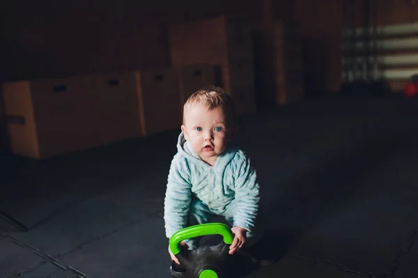 Estilo de vida saludable niño ejercicio manivela peso deporte . — Foto de Stock