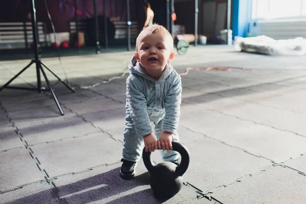 Estilo de vida saludable niño ejercicio manivela peso deporte . — Foto de Stock