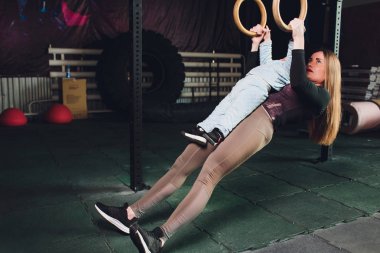 FİZYOTERAPİDE terapist olarak kadın ve spor salonunda çocuk ile spor.