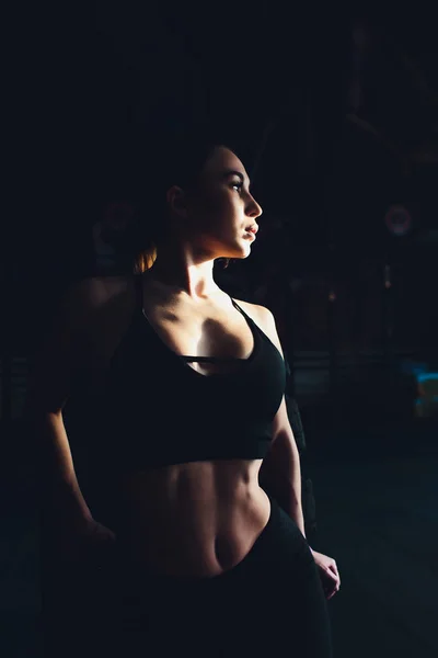 Mulher fitness lançando pneu de roda no ginásio. Apto atleta feminino trabalhando com um pneu enorme. Vista traseira. Desportista fazendo um treinamento de exercícios de força . — Fotografia de Stock