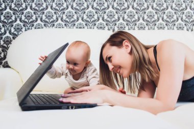 Anne bağımsız çalışır. Çocuk etkilemektedir. freelancing sorunları.