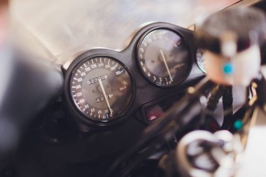 Atölye araçları, modern bir garaj, depolama ve onarım ile yerde motosikletler. Bu bisiklet mükemmel olacak. bir tamir dükkanında bir motosiklet tamir. hız sayacı yakın yukarı