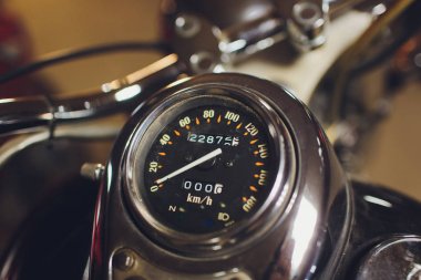 Atölye araçları, modern bir garaj, depolama ve onarım ile yerde motosikletler. Bu bisiklet mükemmel olacak. bir tamir dükkanında bir motosiklet tamir. hız sayacı yakın yukarı