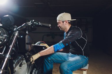 Denetçiler rehberlik altında motosiklet tamircisi tamir motoru. video kamera, dizüstü makine kontrol etmek için motorun içini görmek için.