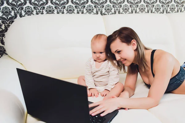 Mamá freelancer trabaja. niño interfiere. problemas de trabajo autónomo . —  Fotos de Stock