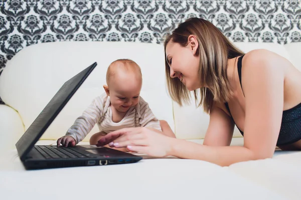 Mamá freelancer trabaja. niño interfiere. problemas de trabajo autónomo . —  Fotos de Stock