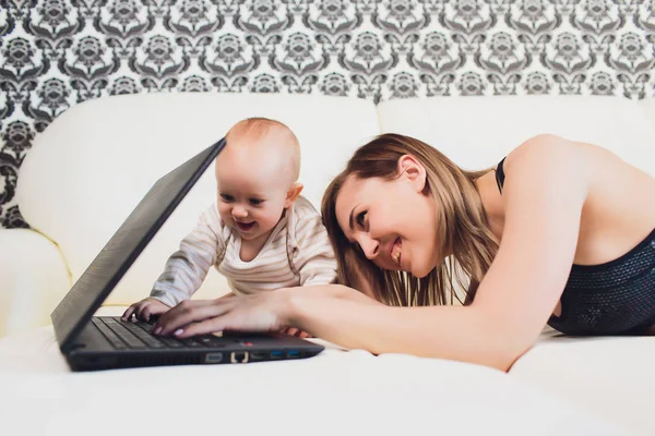 Mamá freelancer trabaja. niño interfiere. problemas de trabajo autónomo . —  Fotos de Stock