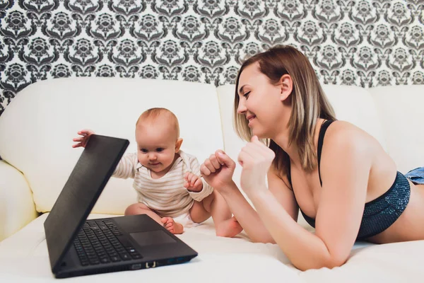 Mamá freelancer trabaja. niño interfiere. problemas de trabajo autónomo . —  Fotos de Stock