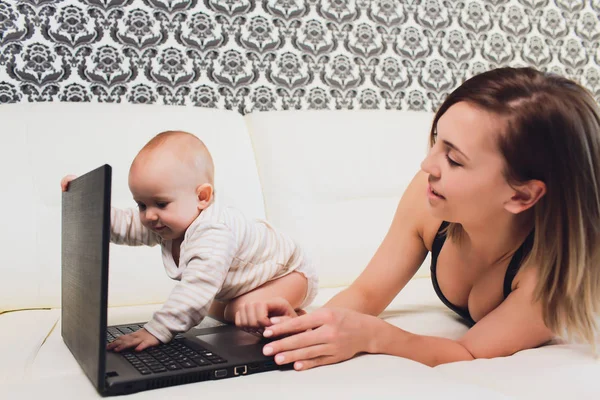 Mamá freelancer trabaja. niño interfiere. problemas de trabajo autónomo . —  Fotos de Stock